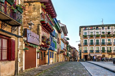 Hondarribia, İspanya - 11 Ekim 2025: Tarihi Renkli Binalar, Kırmızı Panjurlar, Çiçek Balkonları, Çakıl Taşı Sokağı, Hondarribya Geleneksel Mimari, Bask Ülkesi, İspanya