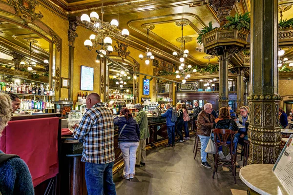 Pamplona, İspanya - 09 Ekim 2025: İspanya 'nın Pamplona, Navarre, İspanya, Avrupa kentindeki Plaza del Castillo, Castle Square' deki Cafe Iruna