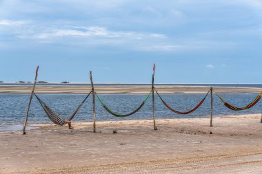 Atins Plajı, Barreirinhas, Maranhao, Brezilya. Arka planda Preguicas Nehri ve Atlantik Okyanusu.