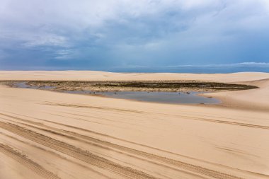 Atins 'in kum tepeleri ve gölleri, Lencois Maranhenses, Brezilya' nın Barreirinhas 'ı. Taze ve şeffaf su havuzları olan beyaz kum tepeleri.