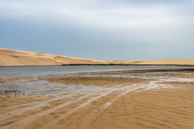 Atins 'in kum tepeleri ve gölleri, Lencois Maranhenses, Brezilya' nın Barreirinhas 'ı. Taze ve şeffaf su havuzları olan beyaz kum tepeleri.