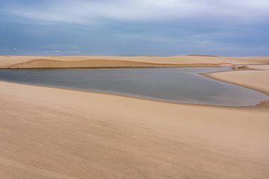 Atins 'in kum tepeleri ve gölleri, Lencois Maranhenses, Brezilya' nın Barreirinhas 'ı. Taze ve şeffaf su havuzları olan beyaz kum tepeleri.