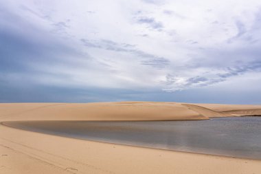Atins 'in kum tepeleri ve gölleri, Lencois Maranhenses, Brezilya' nın Barreirinhas 'ı. Taze ve şeffaf su havuzları olan beyaz kum tepeleri.