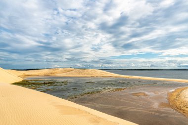 Ilha do Caju 'da Dunas do Mouro, Ilha das Canarias, Brezilya. Delta do Parnaiba ve Delta das Americas. Yeşillik doğa ve kum tepeleri.