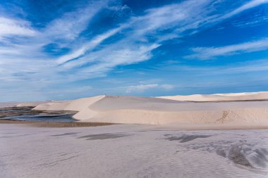 Barreirinhas, Brezilya - 16 Ocak 2026: Brezilya 'da kum tepeleri ve lagoa bonita gölleri, Lencois Maranhenses, Barreirinhas. Taze ve şeffaf su havuzları olan beyaz kum tepeleri.