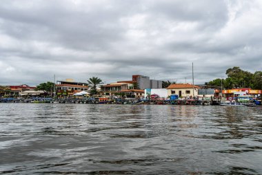 Barreirinhas, Brezilya - 17 Ocak 2026: Preguicas Nehri, Barreirinhas, Maranhao, Kuzey Brezilya. Preguicas Nehri 'nde tekne gezisi.