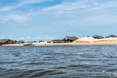 Barreirinhas, Brezilya - 17 Ocak 2026: Preguicas Nehri üzerinde Barreirinhas, Lencois Maranhenses 'ten Vassouras, Brezilya' ya tekne gezisi. Preguicas Nehri, Lencois Maranhenses bölgesinde bir su yolu.
