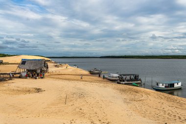 Ilha do Caju, Brezilya - 19 Ocak 2026: Dunas do Mouro Ilha do Caju, Ilha das Canarias, Brezilya. Delta do Parnaiba ve Delta das Americas. Yeşillik doğa ve kum tepeleri.