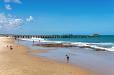 Fortaleza, Brezilya - 29 Kasım 2025: Brezilya 'nın Ceara eyaletindeki Fortaleza' daki eski İngiliz Köprüsü 'nde Brezilyalılar.