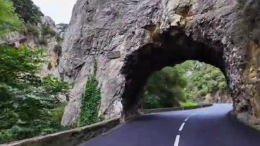 Pierre Lys 'in Pireneler, Aude, Occitanie' deki kanyonundan geçerek Avrupa 'nın güneyinde Fransa' da