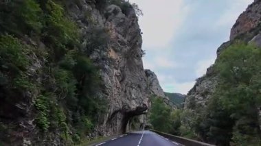 Pierre Lys 'in Pireneler, Aude, Occitanie' deki kanyonundan geçerek Avrupa 'nın güneyinde Fransa' da