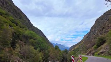 Fransa 'nın Hautes-Pyrenees bölgesinde, Pireneler zincirinin merkezinde yer alan ve İspanya ile güney sınırını oluşturan bir buzul dairesi olan Heas' tan Troumouse Sirki 'ne gidiyoruz.