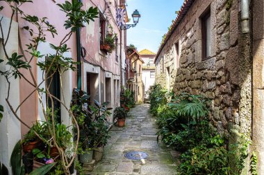 Porto 'da balkonları, Avrupa' da Portekiz 'de balkonları olan renkli dar bir sokak.