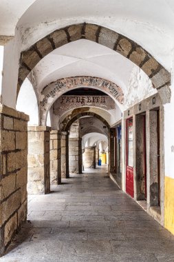 Portekiz, Evora 'daki Praca do Giraldo ya da Giraldo Meydanı' ndaki güzel tarihi sütun.