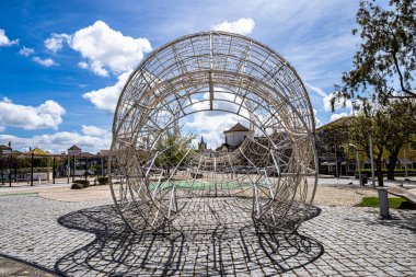 Cumhuriyet Meydanı, Praca da Republica 'da Bilha Gigante heykeli. Portekiz, Avrupa 'daki Nisa kasabasında bir dinlenme alanı