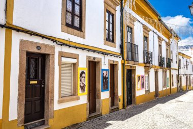 Portekiz 'in Alentejo kentindeki geleneksel Nisa köyünün tarihi kısmında bulunan güzel dar kaldırım taşı Rua Dr. Francisco Miguens caddesine bakın.