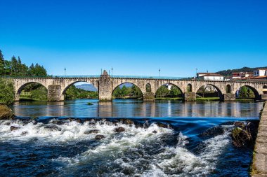Ponte da Barca Köprüsü, Kuzey Portekiz, Avrupa 'daki Nationalpark Peneda-Geres, Minho nehrindeki antik Portekiz köyü.
