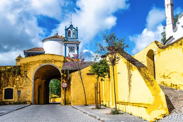 Portekiz, Elvas 'taki Conceicao Kilisesi. Şaşırtıcı Mannerist mimarisi ile tanınan sergide karmaşık azulejolar ve dini sanatlar yer alıyor..