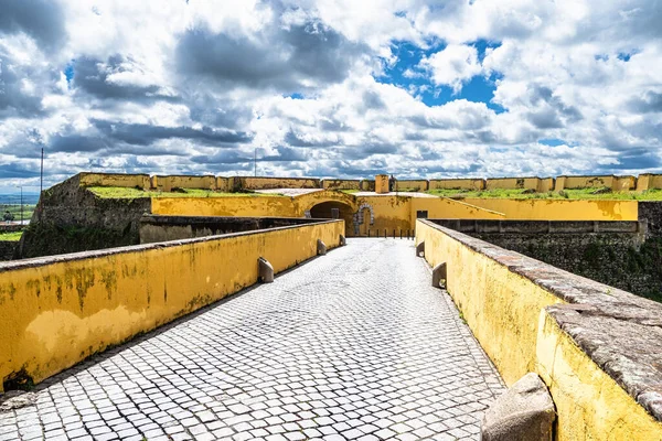 Elvas, Portekiz, Avrupa 'daki Olivenca iç kapısı yakınlarındaki duvarlar ve tahkimatlar