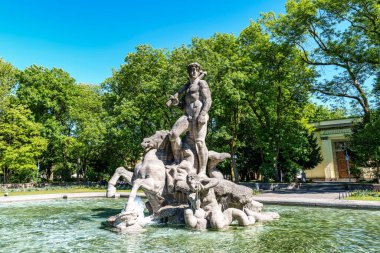 Almanya 'nın Münih kenti yakınlarındaki Botanik Bahçesi' ndeki Neptune Çeşmesi