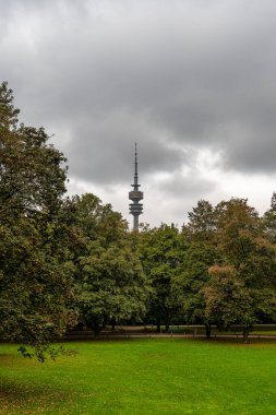 Münih, Almanya. Olimpiyatlar toplam 291 metre yüksekliğe ve 52.500 ton ağırlığa sahiptir. 190 m yüksekliğinde bir gözlem platformunun yanı sıra küçük bir rock and roll müzesi bulunuyor..