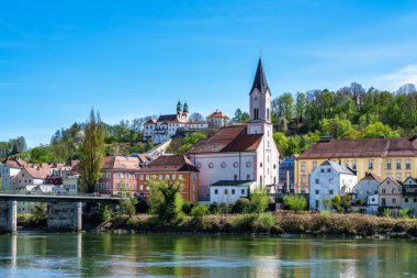 Passau, Almanya - 16 Nisan 2025: Passau, Aşağı Bavyera, Bavyera, Almanya 'daki Mariahilf hac kilisesi. Pauline Manastırı, üç nehrin şehri.