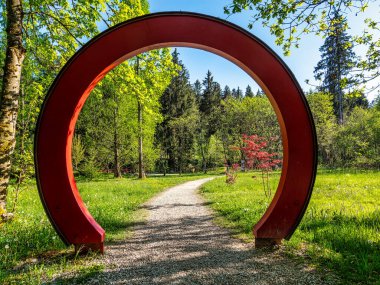 Kranzberg, Almanya - 1 Mayıs 2025: Dünya Ormanı 'ndaki Asya bahçesi, Münih yakınlarındaki Weltwald, Almanya.