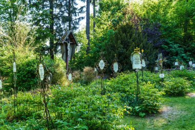 Kranzberg, Almanya - 01 Mayıs 2025: Freising, Almanya 'da Bavyera yakınlarındaki Kranzberg Kilisesi' nde antik mezarlık ve işlenmiş eski güzel demir haçlarla