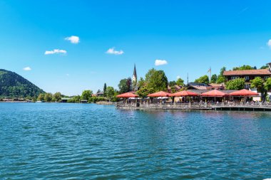 Schliersee, Almanya - 12 Mayıs 2025: Schliersee Gölü etrafında Schliersee, Yukarı Bavyera, Almanya, Avrupa 'daki Bavyera Alpleri' nde güzel yürüyüş patikaları