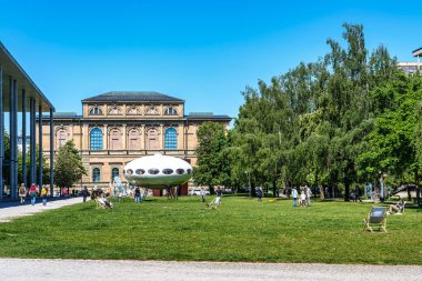 Münih, Almanya - 11 Mayıs 2025: Almanya 'nın Bavyera kentindeki Münih' te bulunan tarihi saray ve müze Alte Pinakothek