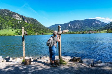 Schliersee, Almanya - 12 Mayıs 2025: Schliersee Gölü etrafında Schliersee, Yukarı Bavyera, Almanya, Avrupa 'daki Bavyera Alpleri' nde güzel yürüyüş patikaları