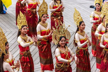 Münih, Almanya - 17 Mayıs 2025: Almanya 'nın Münih kentinde düzenlenen vesakh festivaline, tören cübbesi giymiş Budist cemaatlerinden keşişler ve gruplar katıldı