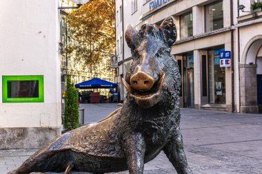 Münih, Almanya - 06 Kasım 2025: Münih, Bavyera, Almanya 'daki avcılık ve balıkçılık müzesinin kapısında bir yaban domuzu heykeli