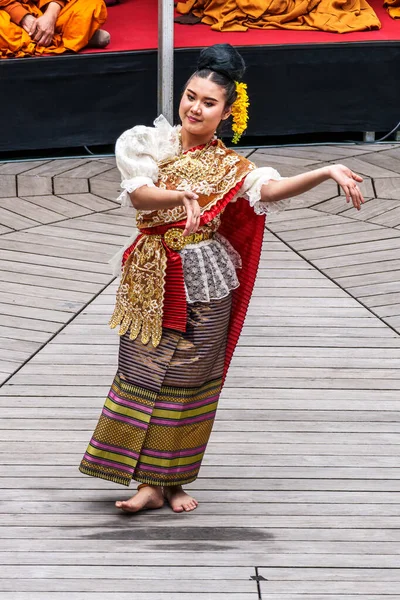 Münih, Almanya - 17 Mayıs 2025: Almanya 'nın Münih kentinde düzenlenen vesakh festivaline, tören cübbesi giymiş Budist cemaatlerinden keşişler ve gruplar katıldı