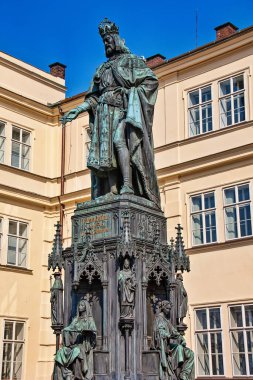 Charles Köprüsü 'nün yanında Vltava' yı geçen 4. Charles Heykeli. Prag, Avrupa 'da Çek Cumhuriyeti