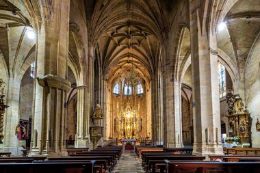 Hondarribia, İspanya - 11 Ekim 2025: İspanya 'da Santa Maria de la Asuncion y del Manzano Kilisesi