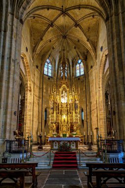 Hondarribia, İspanya - 11 Ekim 2025: İspanya 'da Santa Maria de la Asuncion y del Manzano Kilisesi