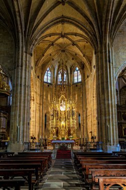 Hondarribia, İspanya - 11 Ekim 2025: İspanya 'da Santa Maria de la Asuncion y del Manzano Kilisesi