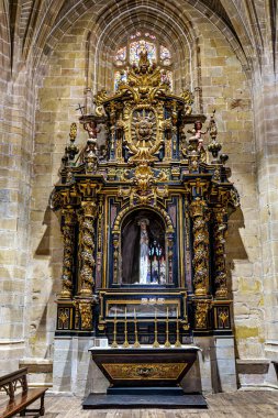 Hondarribia, İspanya - 11 Ekim 2025: İspanya 'da Santa Maria de la Asuncion y del Manzano Kilisesi