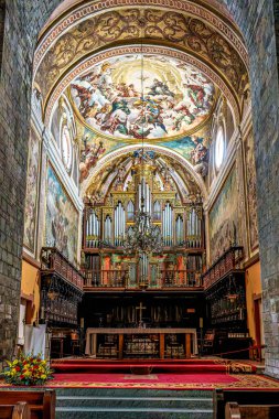 Jaca, İspanya - 16 Ekim 2025: Jaca, Huesca 'daki Aziz Peter Katedrali' nin içi, İspanya 'daki Aragon. 1077-1130 yılları arasında İspanya 'nın en eski Roma binalarından biridir.