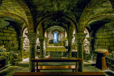 Ainsa, İspanya - 19 Ekim 2025: Roma Kutsal Mary Kilisesi, İspanya 'nın Ainsa kentindeki Iglesia de Santa Maria. Huesca, Sobrarbe, Aragon, İspanya 'daki Pyrenean köyü..