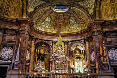 Zaragoza, İspanya - 24 Ekim 2025: Pilar Hanımefendisi Katedral Bazilikası, Zaragoza, İspanya, Avrupa