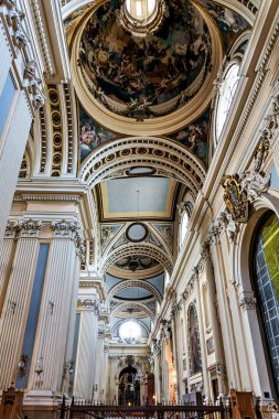 Zaragoza, İspanya - 24 Ekim 2025: Pilar Hanımefendisi Katedral Bazilikası, Zaragoza, İspanya, Avrupa