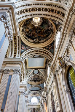 Zaragoza, İspanya - 24 Ekim 2025: Pilar Hanımefendisi Katedral Bazilikası, Zaragoza, İspanya, Avrupa