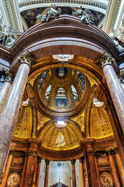 Zaragoza, İspanya - 24 Ekim 2025: Pilar Hanımefendisi Katedral Bazilikası, Zaragoza, İspanya, Avrupa