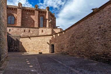 Bazilika ve Xavier Kalesi, Castillo de Javier, Navarre, İspanya. 11. yüzyılda inşa edilmiş ve Saint Francis Xavier (San Francisco Javier) 'in doğduğu yerdir.)