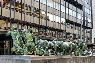 Pamplona 'daki Encierros Anıtı, Pamplona, İspanya' da düzenlenen Pamplona Boğa Koşusu anısına yapıldı.