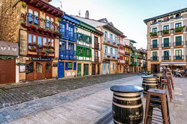 Hondarribia, İspanya - 11 Ekim 2025: Tarihi Renkli Binalar, Kırmızı Panjurlar, Çiçek Balkonları, Çakıl Taşı Sokağı, Hondarribya Geleneksel Mimari, Bask Ülkesi, İspanya