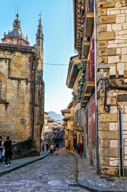 Hondarribia, İspanya - 11 Ekim 2025: Hondarribia, İspanya 'da Santa Maria de la Asuncion y del Manzano Kilisesi