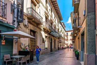 Jaca, İspanya - 16 Ekim 2025: Jaka, Huesca, Aragon, İspanya 'da pencereli düşük pastel renkli evler ve oyulmuş metal balkonlar. Sokak çizgileri Jaca 'nın eski kasabasına ve Havari Aziz Peter Katedrali' ne çıkıyor..